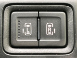 【両側パワースライドドア】スマートキーや運転席のスイッチで後席両側スライドドアの開閉が可能♪電動だから力を入れてドアを開ける必要が無く、小さなお子様でも簡単に開け閉めでき快適です♪