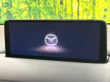 【8.8インチマツダコネクト】車内の雰囲気にマッチした大型のディスプレイ。スマホ接続でのナビ使用やBluetooth再生等、様々な機能が楽しめます。直感的なダイヤル操作が可能で、使い勝手も良好です。