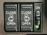 両側パワースライドドアを採用しており、運転席から簡単に開閉操作が可能です。駐車場や狭い場所でも扱いやすく、乗車時・降車時の負担を軽減します。
