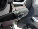 スイッチをオートに設定しておけば、車外の明るさに応じて自動的にヘッドランプを点灯・消灯します。夕暮れ時やトンネルの続く山道などを走行する時に便利なコンライトを装備しています。