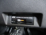 ■高速道路の料金所もノンストレスでスムーズに通過できるETC。スマートなビルトインタイプ!【ETC2.0搭載】※別途登録料がかかります。