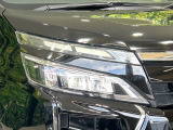 【LEDヘッドライト】悪天候や夜間走行時も良好な視界を確保し安心して運転できる高輝度LEDヘッドライトを装備!点灯速度が早く、消費電力も抑えられています。