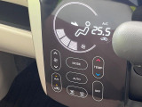 【オートエアコン】一度お好みの温度に設定すれば、車内の温度を検知し風量や温度を自動で調整。暑い&hellip;寒い&hellip;と何度もスイッチ操作をする必要はありません。快適な車内空間には必須の機能ですね♪