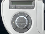 【オートエアコン】一度お好みの温度に設定すれば、車内の温度を検知し風量や温度を自動で調整。暑い&hellip;寒い&hellip;と何度もスイッチ操作をする必要はありません。快適な車内空間には必須の機能ですね♪