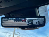 【デジタルインナーミラー】車両後方カメラの映像をルームミラーに映すことが出来ます。 そのため、後席に人や荷物があって後方が見えづらい場合でもしっかり視界を確保することが出来ます。