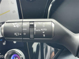 【オートワイパー(AUTO)】雨が降り出した時に、雨滴検出用センサー(レインセンサー)が雨滴を感知すると、自動でワイパーが動作します。