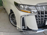 【シーケンシャルターンランプ付きLEDヘッドライト】人気の『流れるウィンカー』付きのLEDヘッドライトを装備♪高級感はもちろん、点灯時は存在感たっぷりで他車からも認識されやすく安心です。