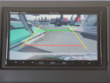 目安となるガイドライン付きのバックカメラを装備しているので、慣れない場所での車庫入れも安心です。