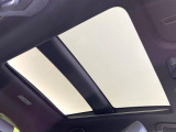 【調光パノラマルーフ】車内の解放感が一気に上がる大型パノラマルーフに調光機能がプラス!日差しが強い時、シェードを閉めなくてもガラスの透明度を調整することで心地よい明るさに♪