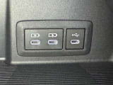 充電用USB端子付き。スマートフォンなどの充電に便利です。