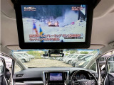 純正12.1インチ後席モニターを搭載、長時間のドライブも退屈しません。