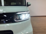 LEDヘッドライトを装備!白く明るい光で照らして暗い道の運転も安心です。