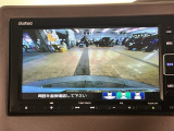【バックカメラ】運転が苦手な方も車庫入れラクラクです!ギアをリバースに入れれば自動的に切り換わりますので、面倒な操作は不要です♪狭い駐車場もお車を傷つけず安心ですね!