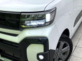 【LEDヘッドライト】悪天候や夜間走行時も良好な視界を確保し安心して運転できる高輝度LEDヘッドライトを装備!点灯速度が早く、消費電力も抑えられています。