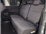 リアシートは可倒式になっていますので、長いお荷物も収納できます!!