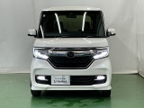 LEDヘッドライトを装備しています。LEDヘッドライトはとても明るく、雨の日や夜間走行も安全・安心です。オートライトコントロール付きで周囲の明るさに応じて自動で点灯・消灯します