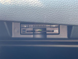【ETC】有料道路を利用する際に料金所で停止することなく通過できる、ETC車載器(ノンストップ自動料金収受システム機器)が装備されています。セットアップを行うことで利用可能になります。