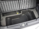 フレキシブルボードが標準装備なので荷室床の高さや形を変えることで、積む荷物に応じて使い分けできるアレンジ性が高い機能です。