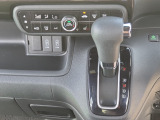運転席より操作性の良いシフトレバーと、オートエアコンのスイッチ等の画像です。