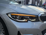 また、BMW正規認定中古車は、エマージェンシーサービスが自動付帯。24時間365日、皆様のカーライフをサポート致します。確かな安心のうえで、「駆けぬける歓び」をご堪能ください。
