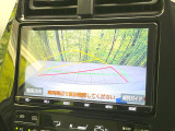 【バックカメラ】駐車時に後方がリアルタイム映像で確認できます。大型商業施設や立体駐車場での駐車時や、夜間のバック時に大活躍!運転スキルに関わらず、今や必須となった装備のひとつです!