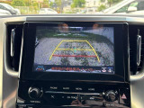 便利なバックカメラ付きで、車庫入れも安心。