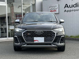 シングルフレームグリルはAudiの象徴的なデザイン要素であり、一目でAudiとわかるスタイル、大きくて迫力のある形状が車のスポーティな印象を強調しており、魅力的なデザインとなっています。