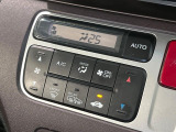 【オートエアコン】一度お好みの温度に設定すれば、車内の温度を検知し風量や温度を自動で調整。暑い&hellip;寒い&hellip;と何度もスイッチ操作をする必要はありません。快適な車内空間には必須の機能ですね♪