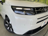 【LEDヘッドライト】悪天候や夜間走行時も良好な視界を確保し安心して運転できる高輝度LEDヘッドライトを装備!点灯速度が早く、消費電力も抑えられています。