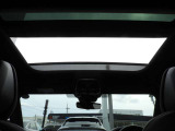 開放感あふれるパノラマサンルーフを装備。心地よい光と風を車内へ取り込み、移動時間をより快適で上品なひとときへと演出します。A8ならではのラグジュアリーな室内空間を存分にご堪能いただけます。