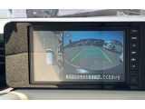アラウンドビューモニターです。4つのカメラからの映像を合成・処理することで空から見下ろすような視点で周囲を確認でき、駐車時のクルマの位置確認がスムーズになります。