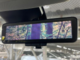 【インテリジェントルームミラー】後席の大きな荷物や同乗者で後方が確認しづらい時でも安心!カメラが撮影した車両後方の映像をルームミラー内に表示。クリアな視界で状況の確認が可能です!