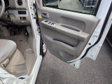 運転席はステップ付きで乗り降りしやすくなっています。