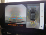 パノラミックビューモニター付きです。車両を上から見たような映像をディスプレイオーディオ画面に表示。運転席からの目視だけでは見にくい、車両周辺の状況をリアルタイムでしっかり確認できます。
