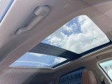 【パノラマルーフ】大型のガラスルーフ搭載で車内の解放感が一気にアップ!開放的なドライブをお楽しみいただけます。