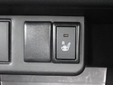 運転席シートには、シートヒーターが付いてるので、寒い時期にはありがたい装備です。