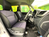 運転席まわりには十分なスペースがあり、大柄な方でもゆったり運転していただける環境です。