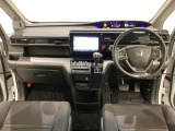 車内は光触媒抗菌消臭施工済です。スタイリッシュなデザインでスポーティなインパネ周りを演出します。グローブボックスやカップホルダーのほかにトレーなどたくさんの収納スペースが付いています。