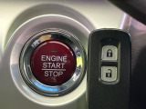 【Hondaスマートキー】カバンやポケットに入れたままでもドアの施錠・解錠が可能なスマートキーを装備。エンジンのオン・オフ時もカギを取り出す必要が無いからとっても便利です♪