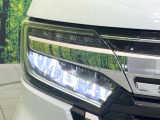 【LEDヘッドライト】悪天候や夜間走行時も良好な視界を確保し安心して運転できる高輝度LEDヘッドライトを装備!点灯速度が早く、消費電力も抑えられています。
