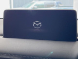 【8.8インチマツダコネクト】車内の雰囲気にマッチした大型のディスプレイ。スマホ接続でのナビ使用やBluetooth再生等、様々な機能が楽しめます。直感的なダイヤル操作が可能で、使い勝手も良好です。