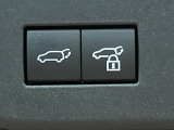 【パワーバックドア】スマートキーや運転席のボタンを押すだけでリアゲートが自動で開閉します!荷物を持っている時や、高い位置にあるバックドアを閉める際に便利な機能です♪