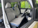 運転席まわりには十分なスペースがあり、大柄な方でもゆったり運転していただける環境です。