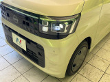 【LEDヘッドライト】悪天候や夜間走行時も良好な視界を確保し安心して運転できる高輝度LEDヘッドライトを装備!点灯速度が早く、消費電力も抑えられています。