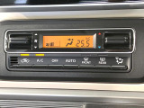 【オートエアコン】一度お好みの温度に設定すれば、車内の温度を検知し風量や温度を自動で調整。暑い&hellip;寒い&hellip;と何度もスイッチ操作をする必要はありません。快適な車内空間には必須の機能ですね♪