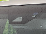 【トヨタセーフティセンス】走行中に前方の車両等を認識し、衝突しそうな時は警報とブレーキで衝突回避と被害軽減をアシスト。より安全にドライブをお楽しみいただけます。