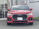 シングルフレームグリルはAudiの象徴的なデザイン要素であり、一目でAudiとわかるスタイル、大きくて迫力のある形状が車のスポーティな印象を強調しており、魅力的なデザインとなっています。