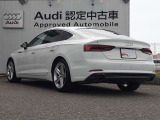 Audiのリヤディフューザーは、車両の後方での空気の流れを整え、乱流を減少させることで、走行安定性を向上させます。またスポーティで洗練された外観を提供し、全体のスタイルに一体感を持たせます。