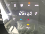 【オートエアコン】一度お好みの温度に設定すれば、車内の温度を検知し風量や温度を自動で調整。暑い&hellip;寒い&hellip;と何度もスイッチ操作をする必要はありません。快適な車内空間には必須の機能ですね♪