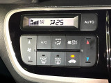 【オートエアコン】一度お好みの温度に設定すれば、車内の温度を検知し風量や温度を自動で調整。暑い&hellip;寒い&hellip;と何度もスイッチ操作をする必要はありません。快適な車内空間には必須の機能ですね♪